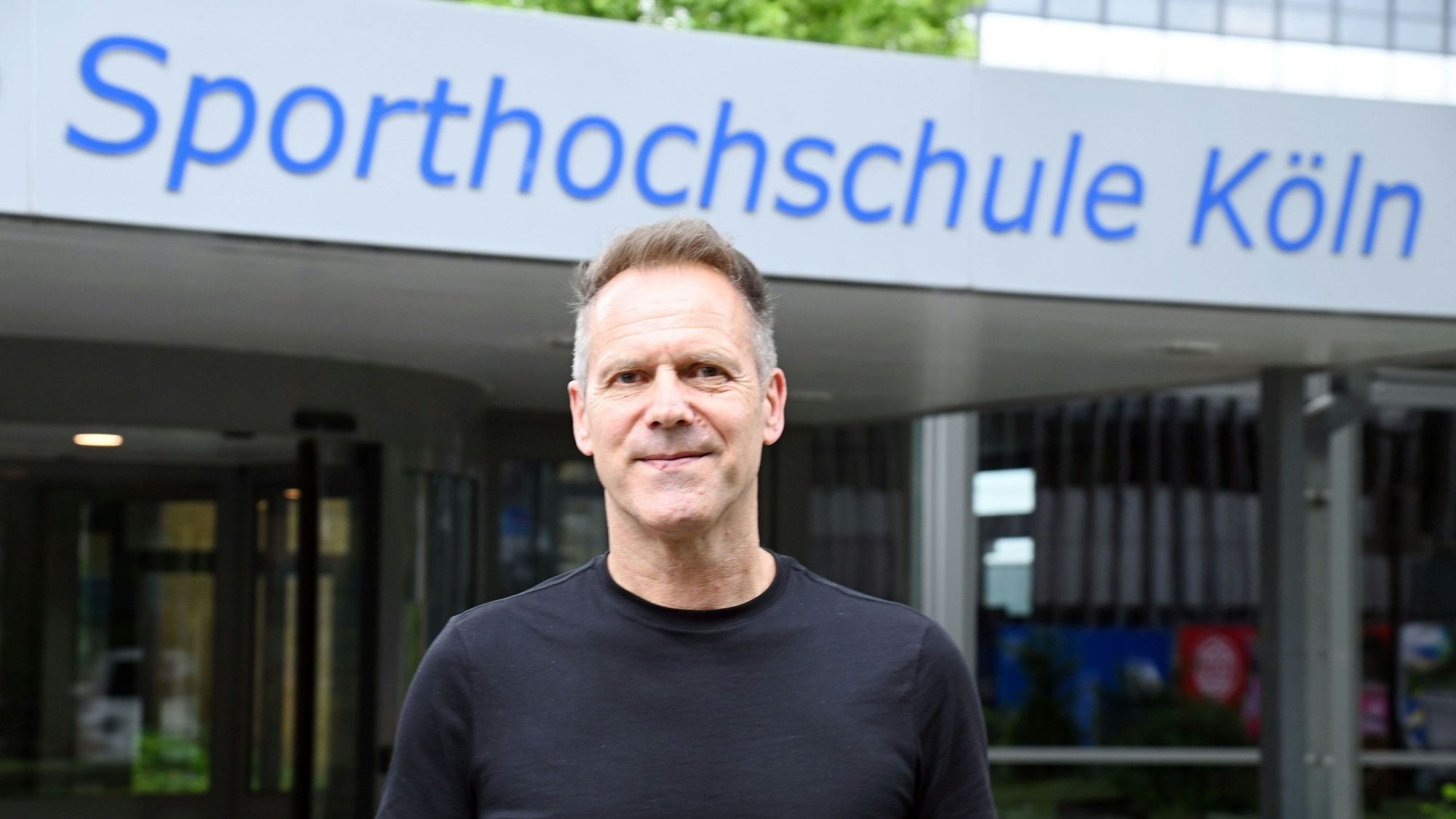 Ansgar Thiel vor dem Haupteingang