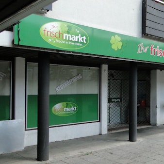 Der Hinweis auf "Neueröffnung" hängt immer noch - doch im Mai gab der Betreiber das Geschäft auf.