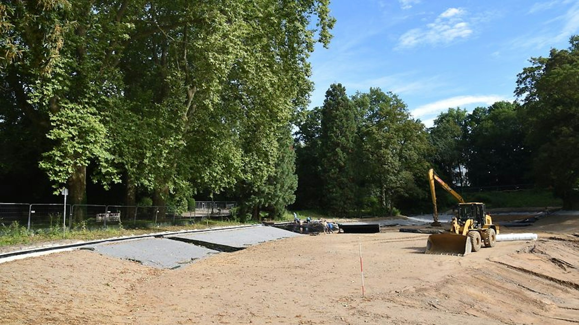 Auf dem Weihergrund wird die neue Dichtfolie verlegt.