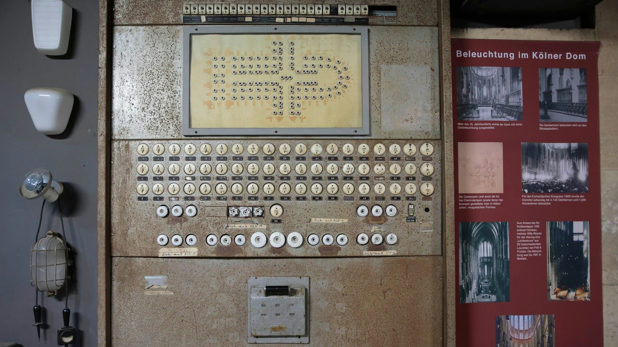 05.07.2024,Köln: Schalttafel der 50er Jahre.Das geheime Museum im Dom in der dombauhütte.Foto:Dirk Borm