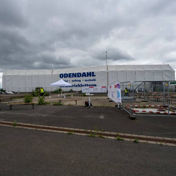 Blick auf den nicht fertig gestellten Hangar.