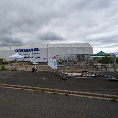Blick auf den nicht fertig gestellten Hangar.