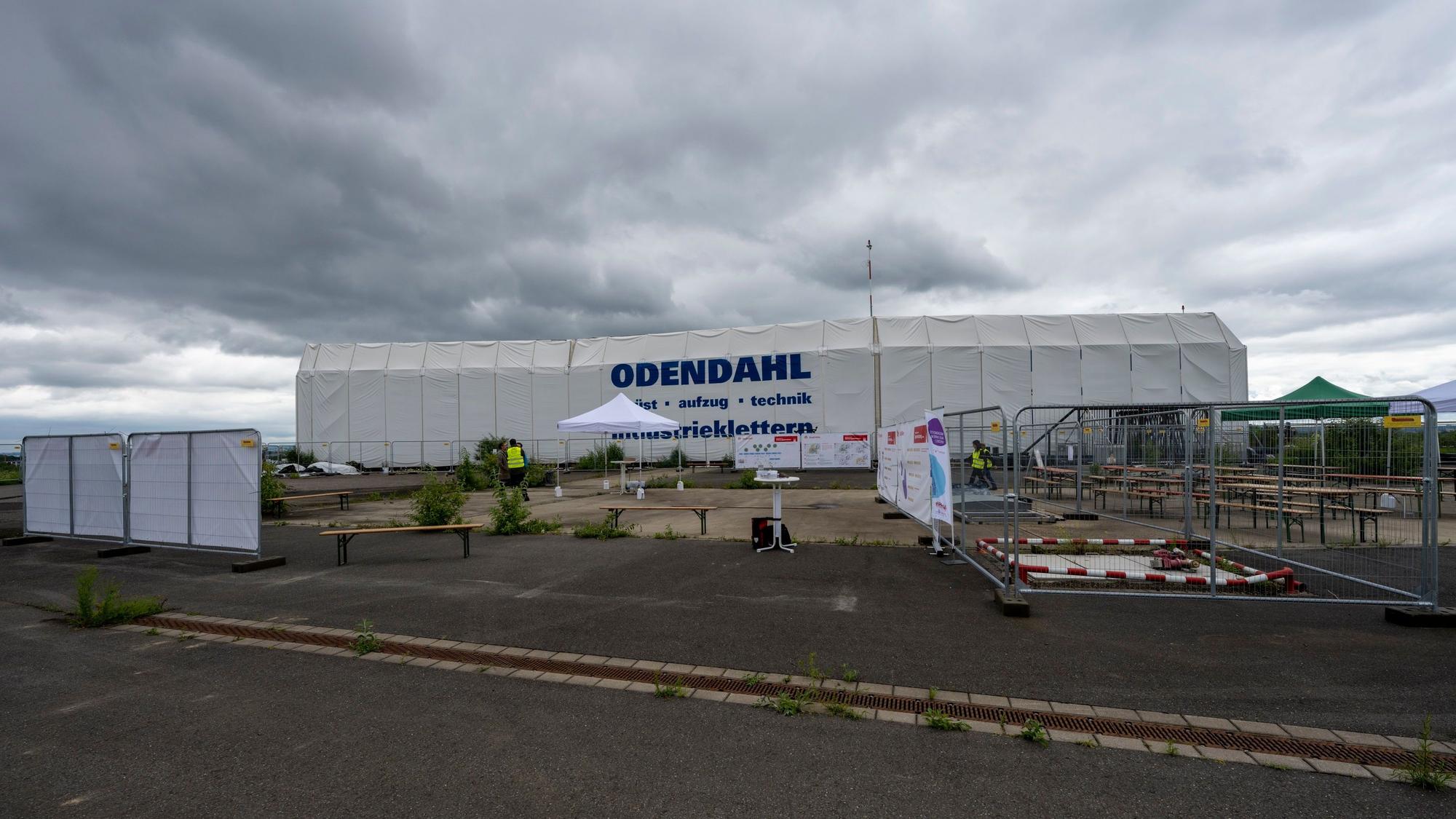 Blick auf den nicht fertig gestellten Hangar.