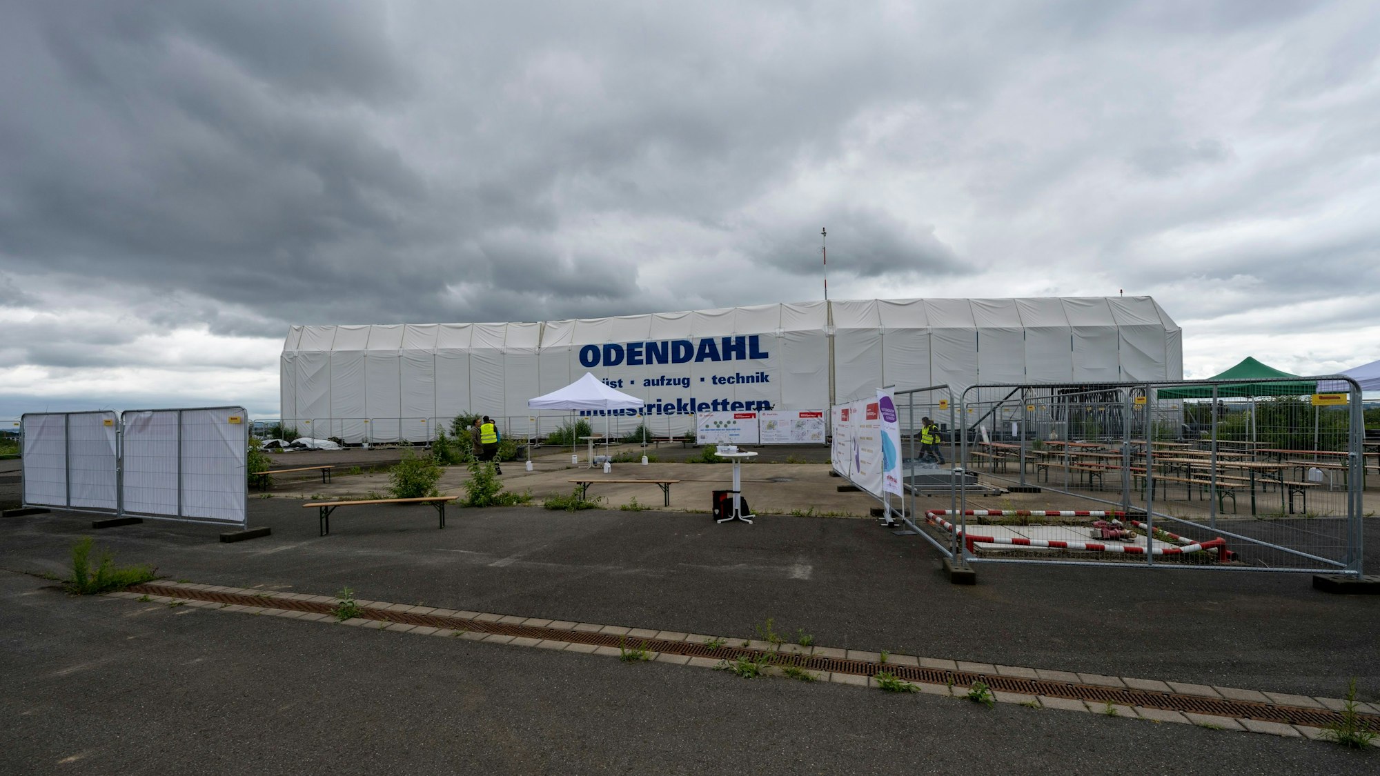 Blick auf den nicht fertig gestellten Hangar.