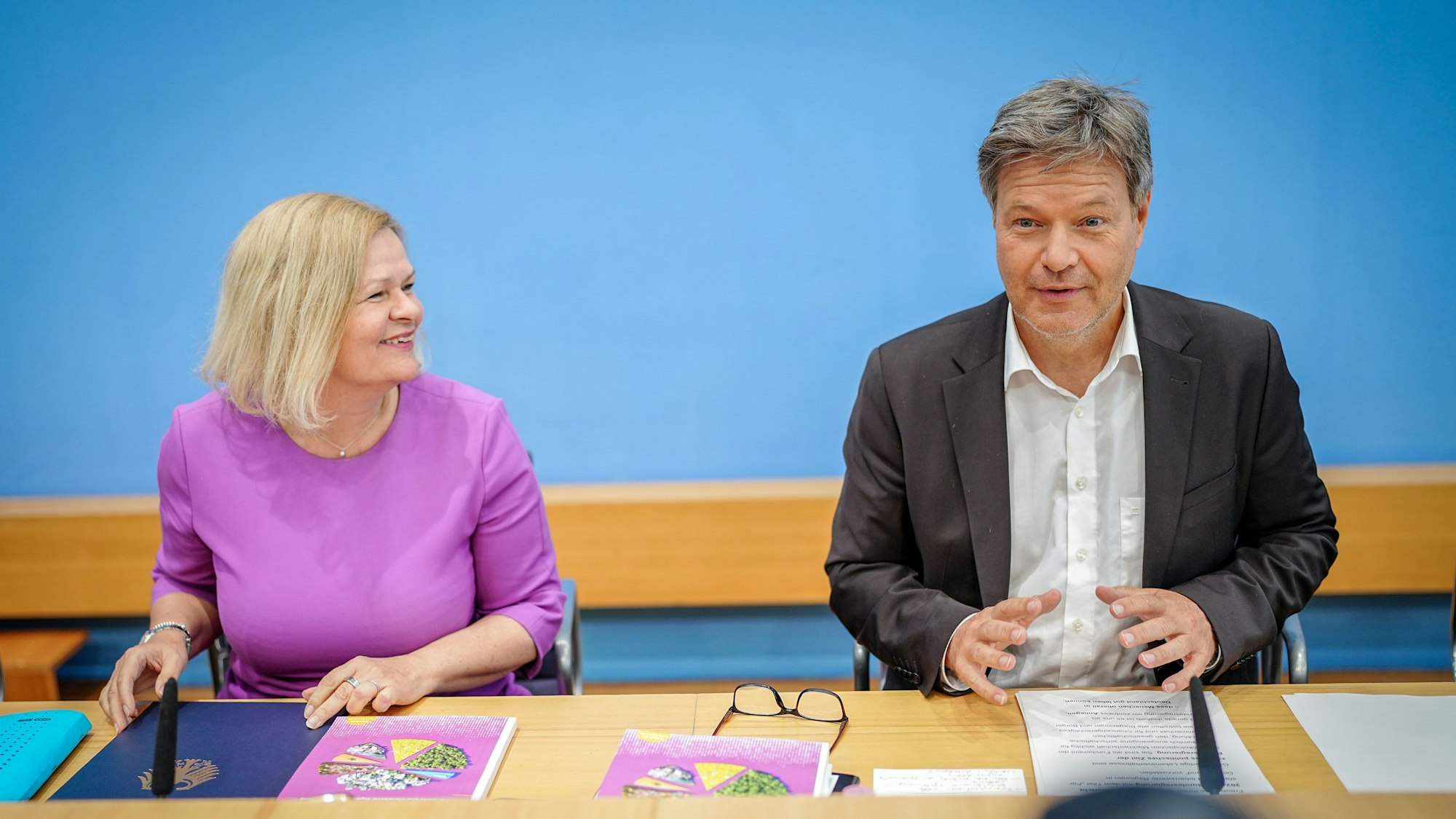 Nancy Faeser (l.) und Robert Habeck stellen den Gleichwertigkeitsbericht 2024 der Bundesregierung im Haus der Bundespressekonferenz vor.