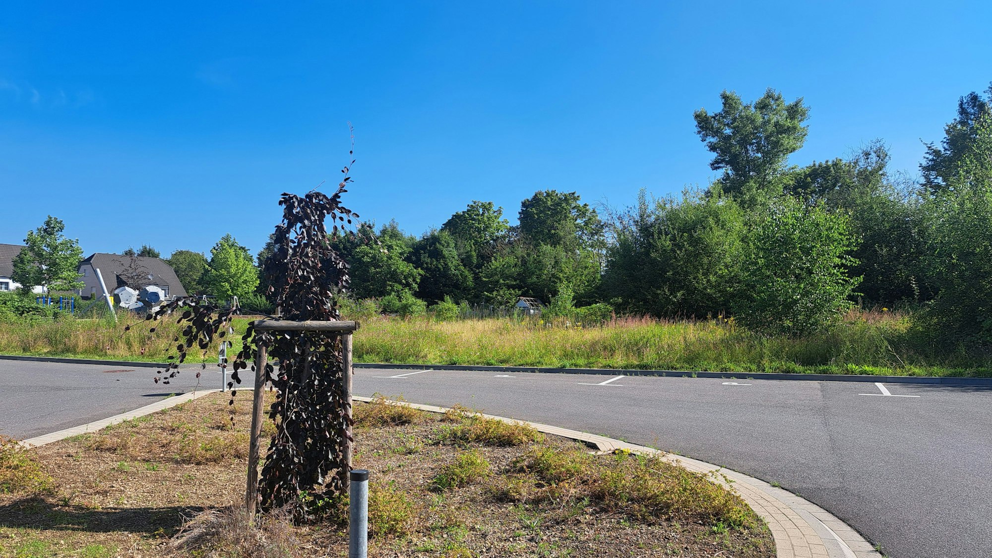Auf der Brachfläche zwischen Wittelsbacher und Rheidter Straße sollen zwei Gebäude mit Sozialwohnungen entstehen. Der Rat hat dem Verkauf des Areals jetzt zugestimmt.