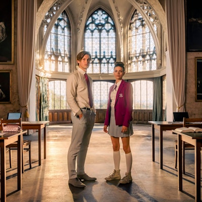 James Beaufort (Damian Hardung) und Ruby Bell (Harriet Herbig-Matten) in der Kulisse der Amazon-Serie „Maxton Hall“