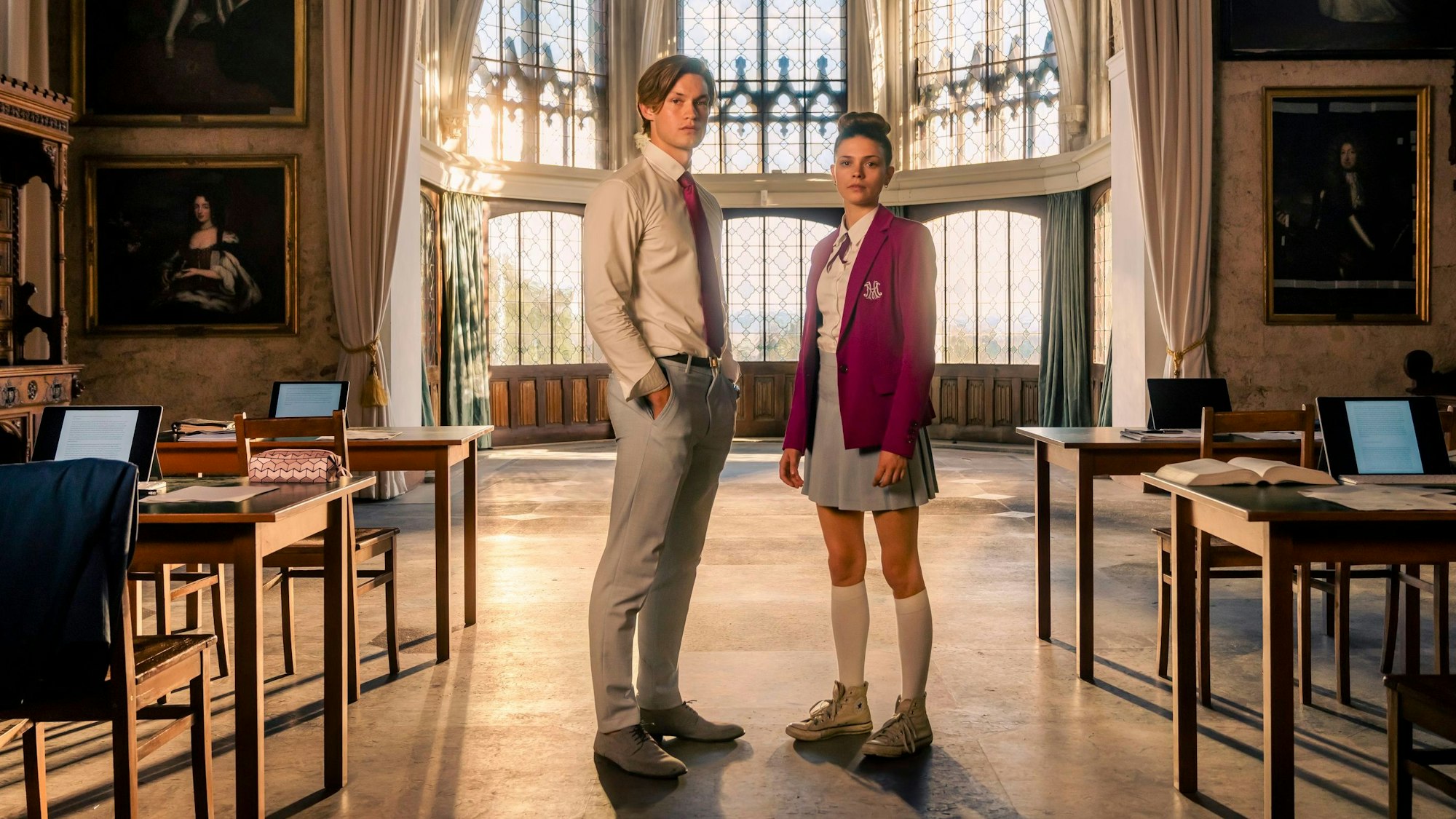 James Beaufort (Damian Hardung) und Ruby Bell (Harriet Herbig-Matten) in der Kulisse der Amazon-Serie „Maxton Hall“