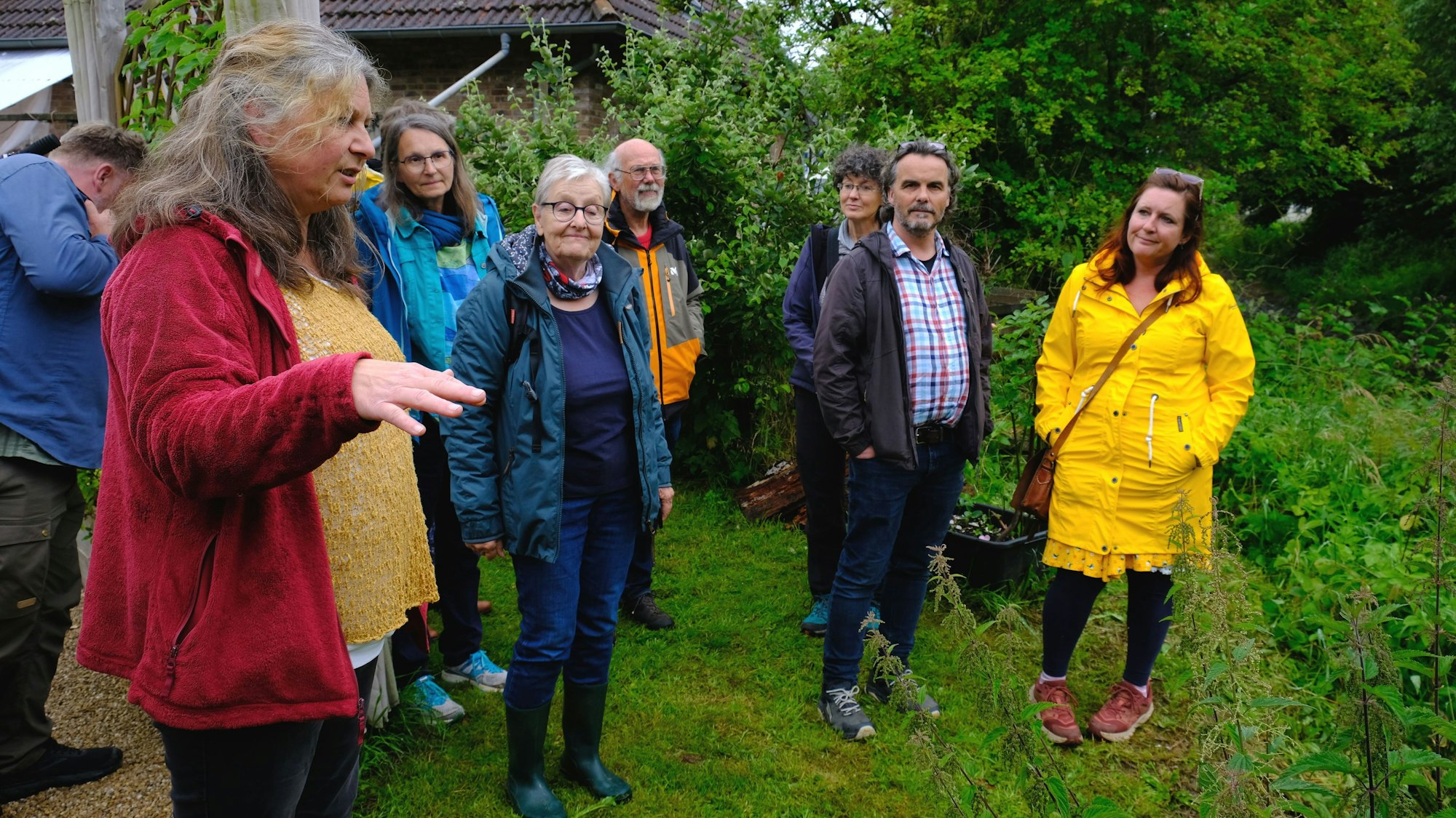 Sonja König (l.) führt eine Besuchergruppe durch ihren Naturgarten.