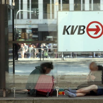 Zwei drogensüchtige Menschen am Neumarkt konsumieren Crack.
