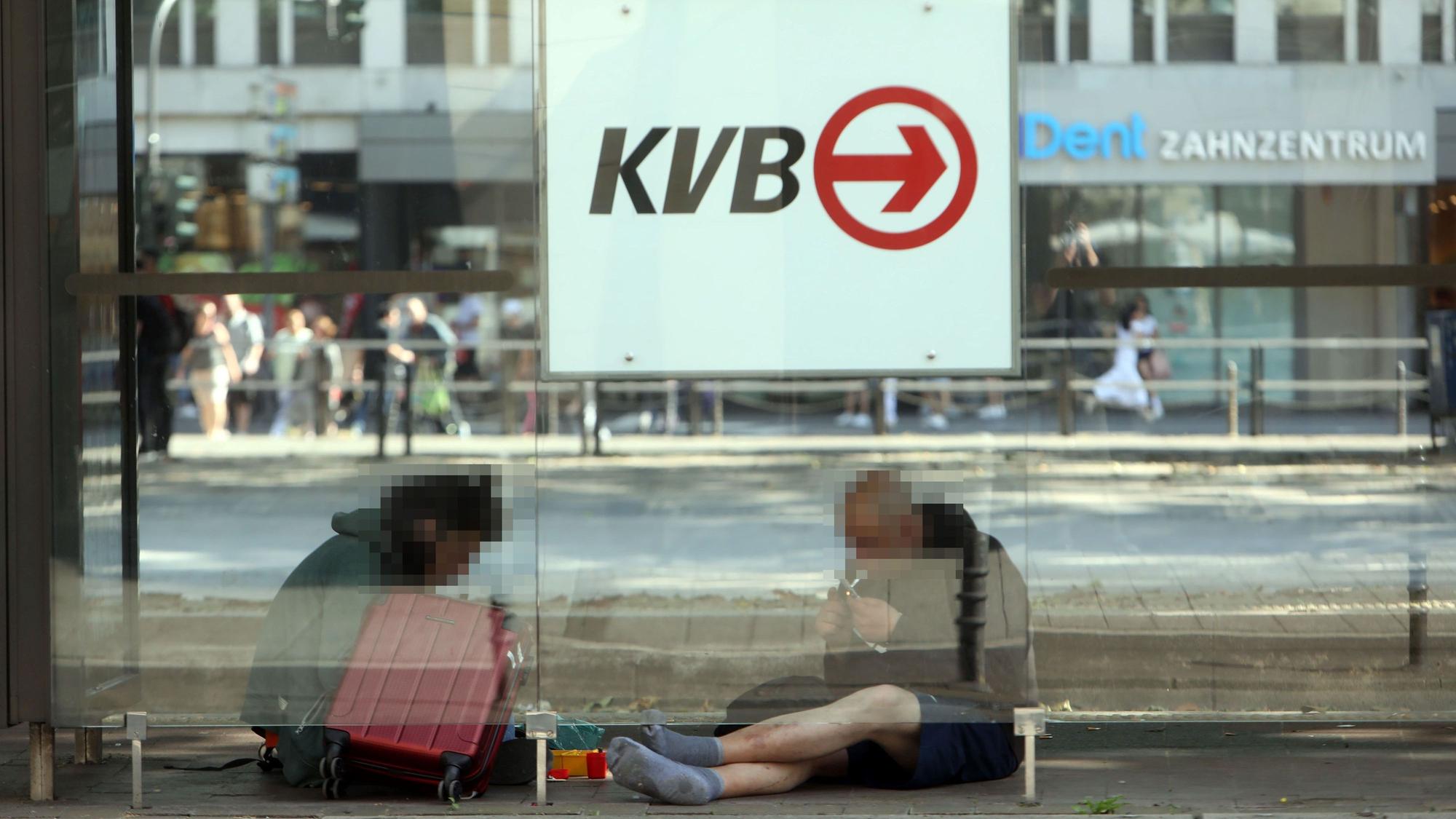 Zwei Drogensüchtige konsumieren Crack an einer Haltestelle auf dem Neumarkt.