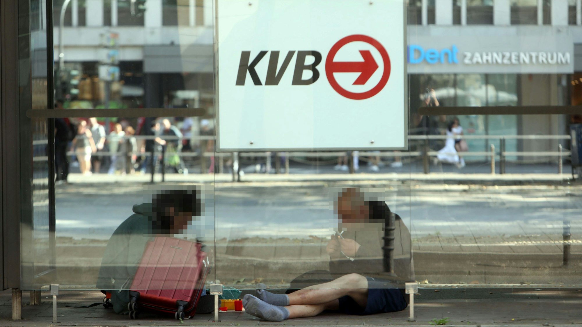 Zwei Drogensüchtige konsumieren Crack an einer Haltestelle auf dem Neumarkt.