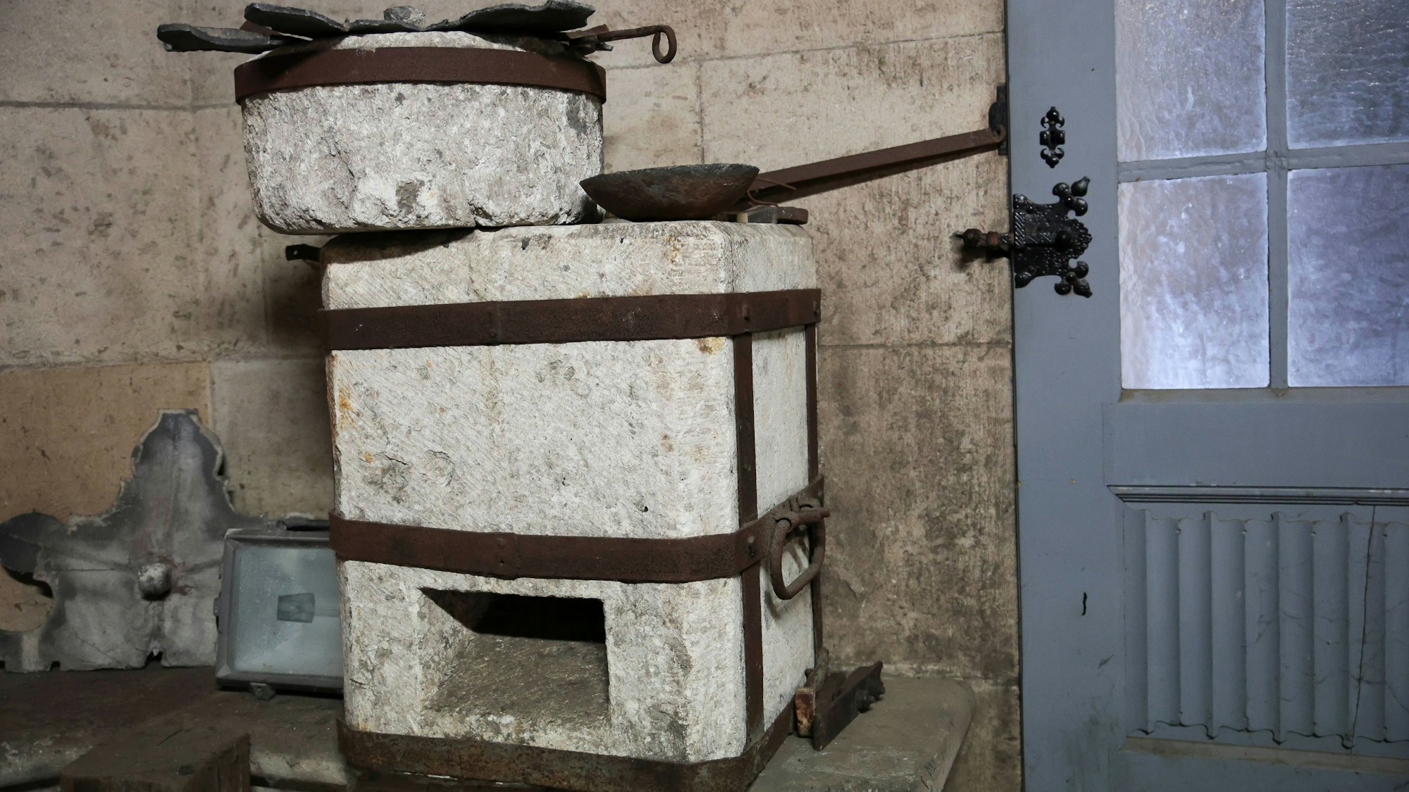 05.07.2024,Köln:Bleigiessofen aus dem frühen 20.jahrhundert. Das geheime Museum im Dom in der Dombauhütte.Foto:Dirk Borm