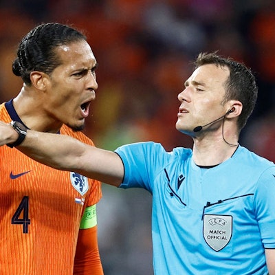 Virgil Van Dijk (l.) mit Schiedsrichter Felix Zwayer