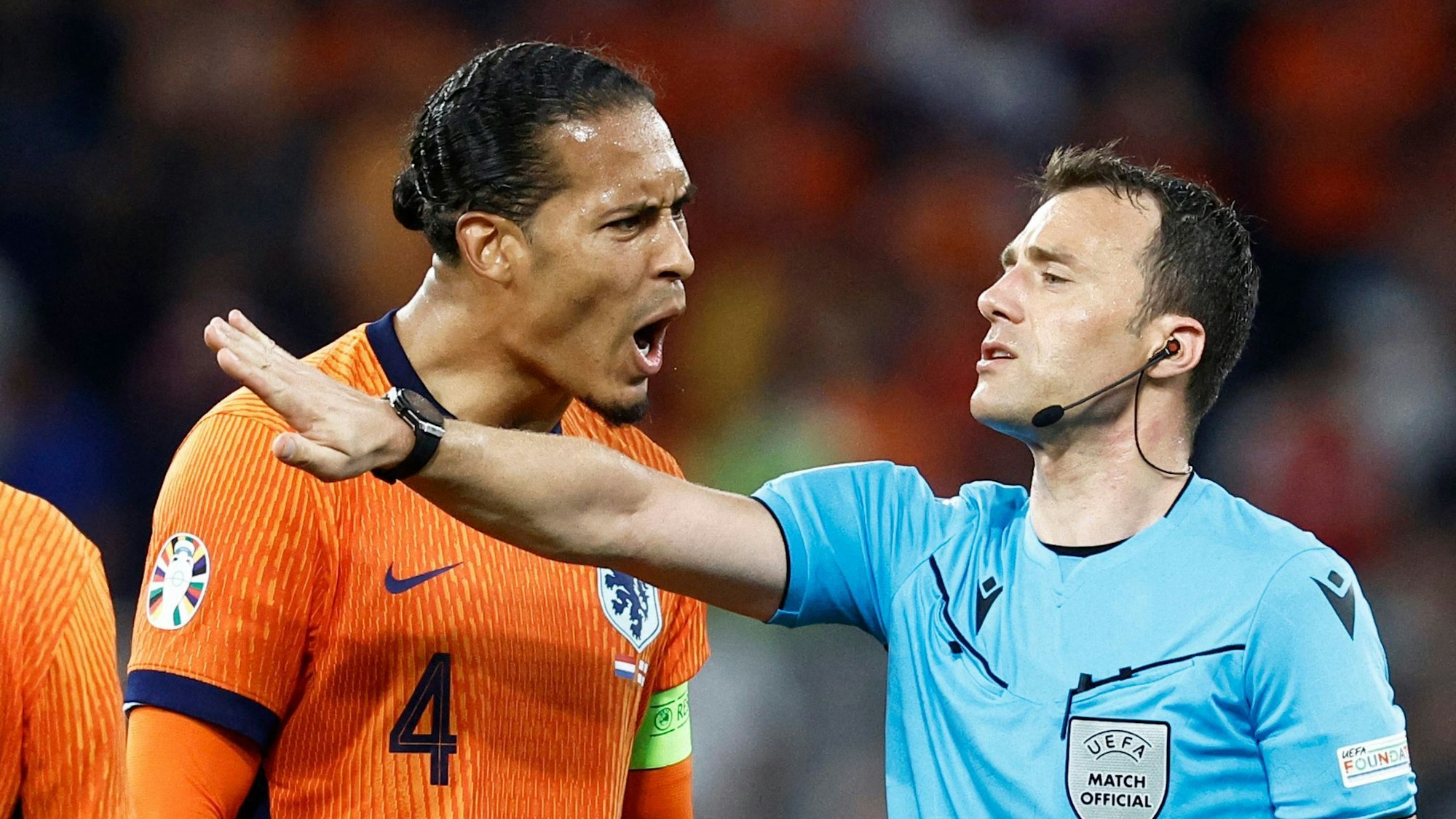 Virgil Van Dijk (l.) mit Schiedsrichter Felix Zwayer
