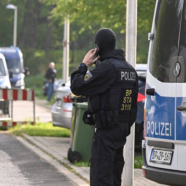 Polizisten durchsuchten im April Wohnungen und Häuser im Rahmen einer Razzia gegen Schleuserkriminalität. In der sogenannten „Edel-Schleuser-Affäre“ stammen nach bisherigen Erkenntnissen 16 Beschuldigte aus dem Bereich kommunaler Behörden.