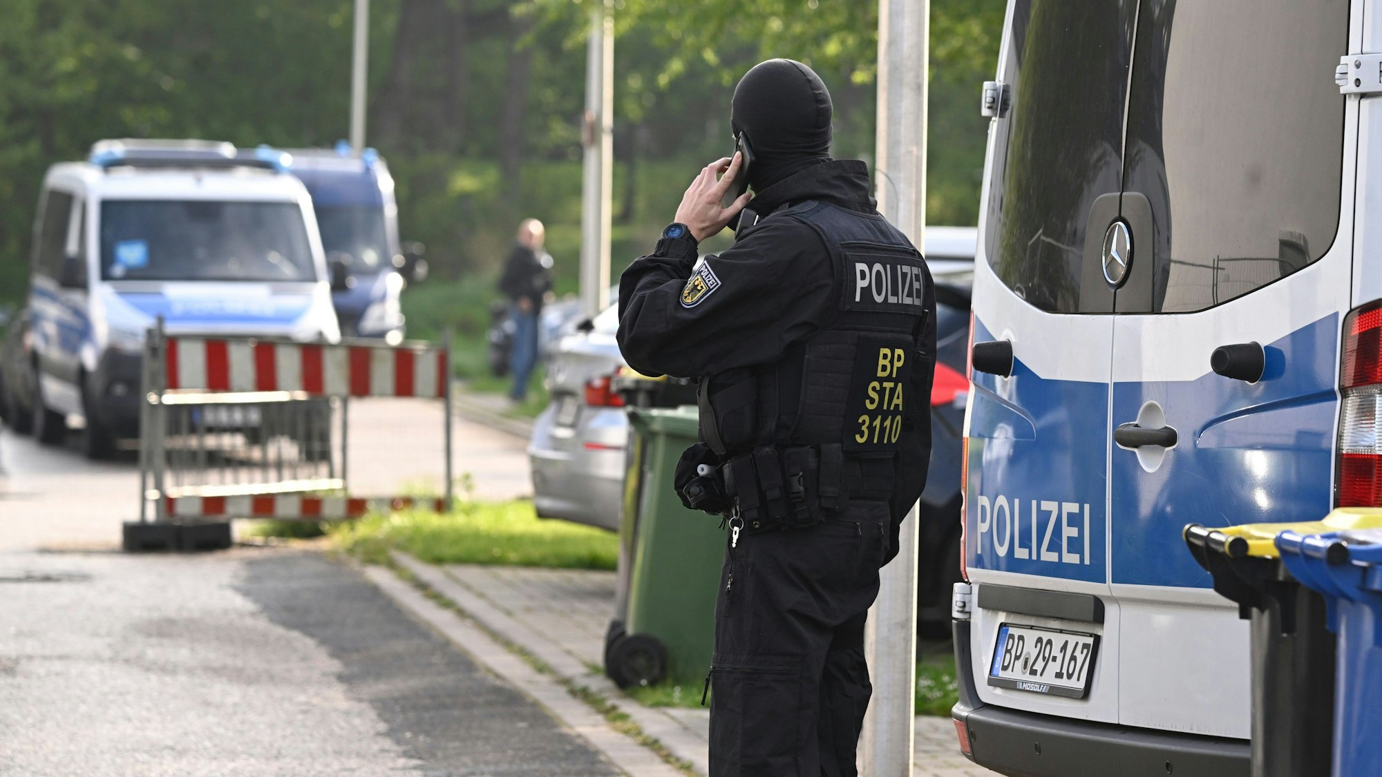 Polizisten durchsuchten im April Wohnungen und Häuser im Rahmen einer Razzia gegen Schleuserkriminalität. In der sogenannten „Edel-Schleuser-Affäre“ stammen nach bisherigen Erkenntnissen 16 Beschuldigte aus dem Bereich kommunaler Behörden.
