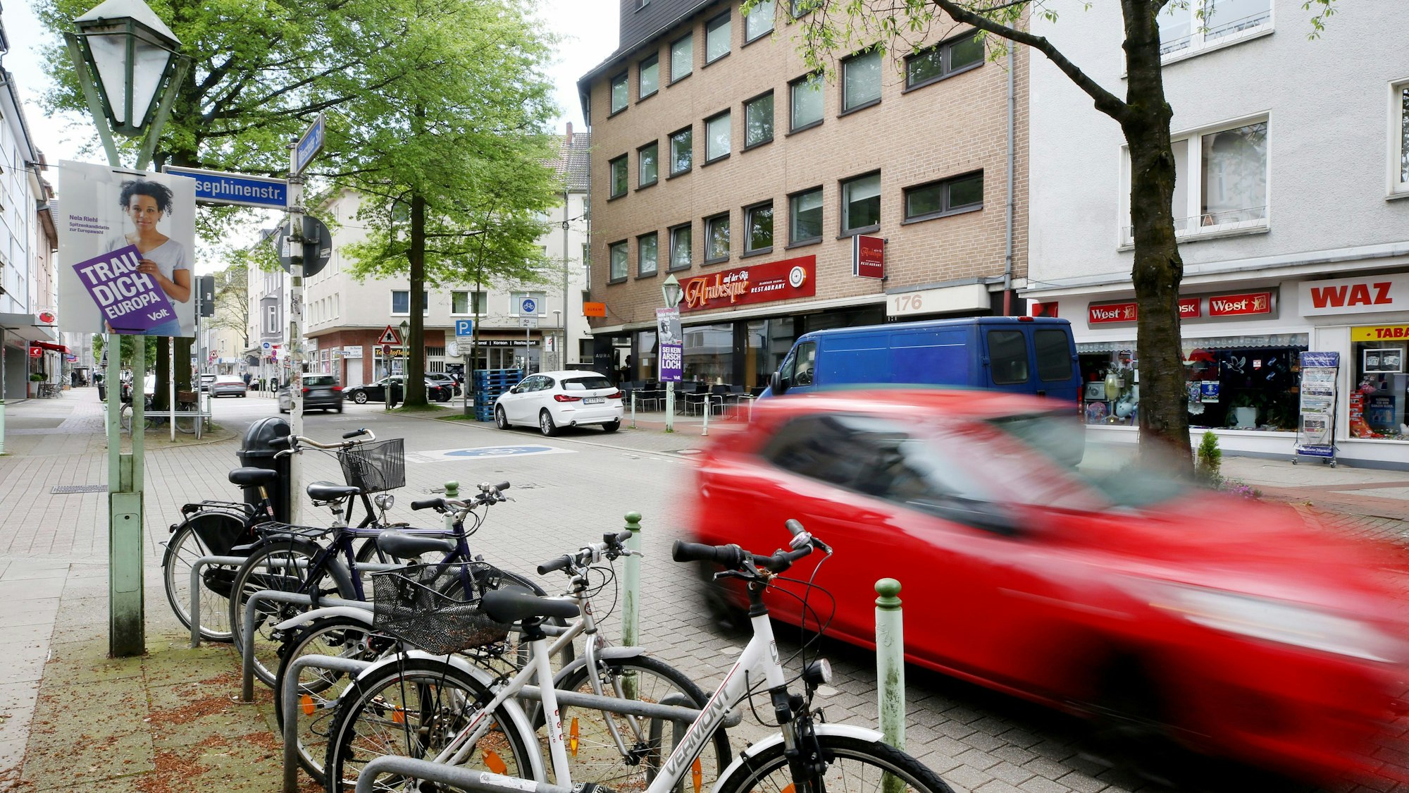 Blick in die Rüttenscheider Straße. Der Grünen-Bundestagsabgeordnete Gehring und sein Parteikollege Rolf Fliß waren dort nach eigenen Angaben im Mai in Essen nach einer Parteiveranstaltung attackiert worden.