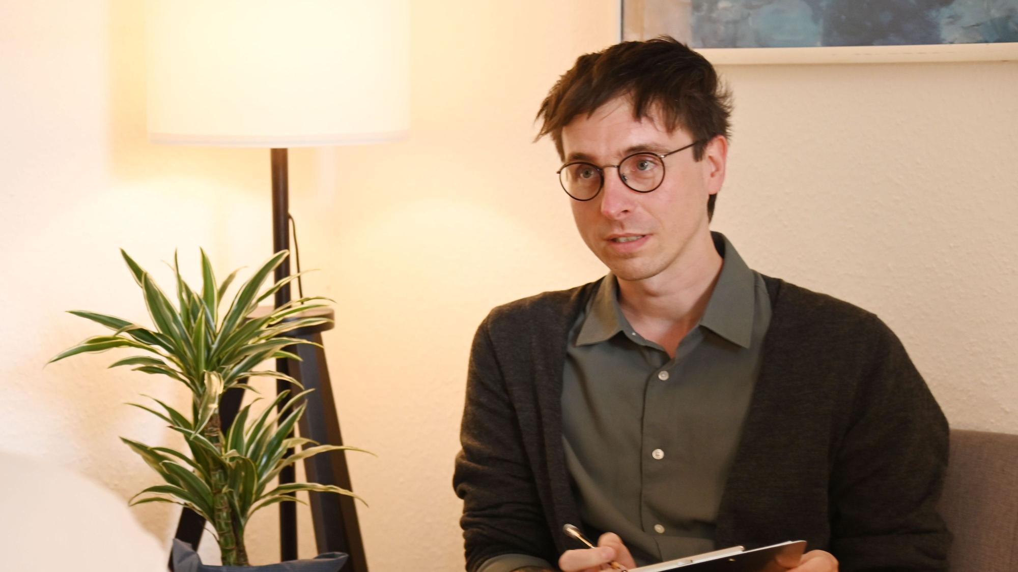 Programmleiter für „Entscheidung: Gewaltfrei – Tatorientiertes Interventionsprogramm bei Partnerschaftsgewalt“ bei der Arbeiterwohlfahrt, Marc Thomas im Porträt.