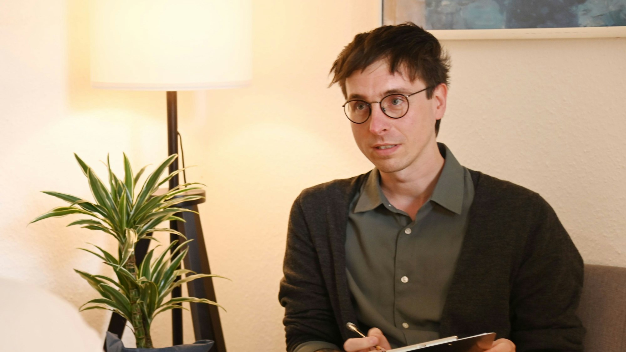 Programmleiter für „Entscheidung: Gewaltfrei – Tatorientiertes Interventionsprogramm bei Partnerschaftsgewalt“ bei der Arbeiterwohlfahrt, Marc Thomas im Porträt.