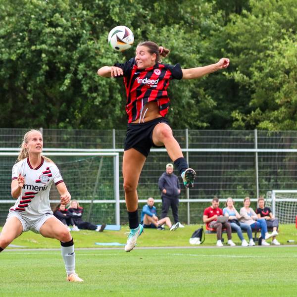 Köln, Deutschland 06. Juli 2024: Testspiel Frauen - 2024/2025 - Bayer Leverkusen vs. Eintracht Frankfurt Im Bild: v. li. Juliette Vidal Bayer Leverkusen und Barbara Dunst Eintracht Frankfurt im Kopfballduell /// DFB regulations prohibit any use of photographs as image sequences and/or quasi-video /// Bayer Leistungszentrum Nordrhein Westfalen *** Cologne, Germany 06 July 2024 Test match Women 2024 2025 Bayer Leverkusen vs Eintracht Frankfurt In the picture from left Juliette Vidal Bayer Leverkusen and Barbara Dunst Eintracht Frankfurt in a header duel DFB regulations prohibit any use of photographs as image sequences and or quasi video Bayer Leistungszentrum Nordrhein Westfalen Copyright: xFotostandx/xFantinix