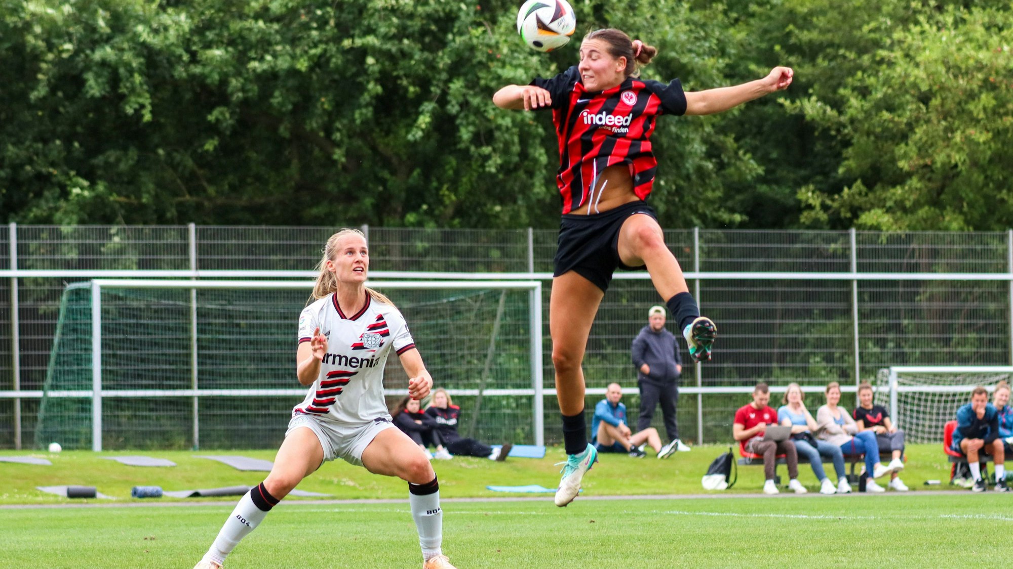 Köln, Deutschland 06. Juli 2024: Testspiel Frauen - 2024/2025 - Bayer Leverkusen vs. Eintracht Frankfurt Im Bild: v. li. Juliette Vidal Bayer Leverkusen und Barbara Dunst Eintracht Frankfurt im Kopfballduell /// DFB regulations prohibit any use of photographs as image sequences and/or quasi-video /// Bayer Leistungszentrum Nordrhein Westfalen *** Cologne, Germany 06 July 2024 Test match Women 2024 2025 Bayer Leverkusen vs Eintracht Frankfurt In the picture from left Juliette Vidal Bayer Leverkusen and Barbara Dunst Eintracht Frankfurt in a header duel DFB regulations prohibit any use of photographs as image sequences and or quasi video Bayer Leistungszentrum Nordrhein Westfalen Copyright: xFotostandx/xFantinix