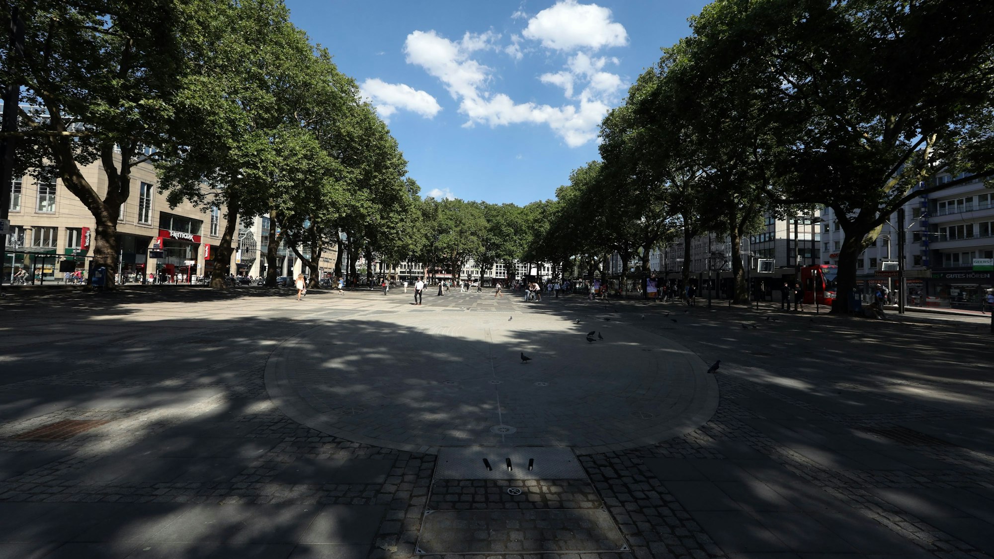 Der trockene Brunnen am Neumarkt am 9. Juli.