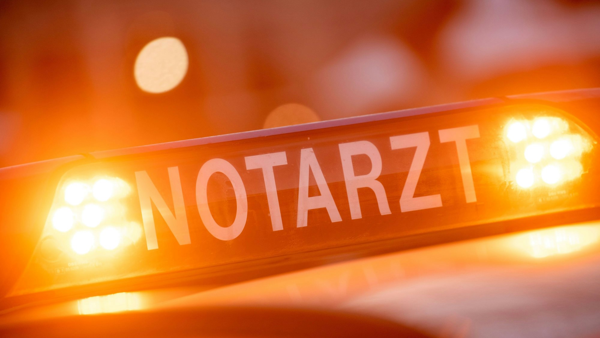 Ein Dachschild mit der Aufschrift „Notarzt“ steht auf einem Einsatzwagen eines Notarztes.