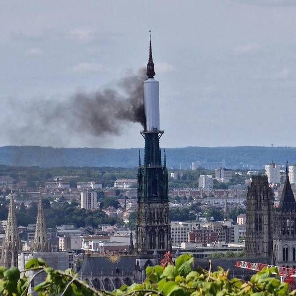 11.07.2024, Frankreich, Rouen: RECROP - Vom Turm der Kathedrale von Rouen steigt eine Rauchwolke auf. Der Bürgermeister von Rouen, Nicolas Mayer-Rossignol, sagte am Mittag auf X (ehemals Twitter), dass ein Feuer in der Kathedrale im Gange sei, und zeigte ein Foto, auf dem eine Rauchwolke von einem Gerüst um die Turmspitze aufstieg. Foto: Patrick Streiff/AFP/dpa +++ dpa-Bildfunk +++