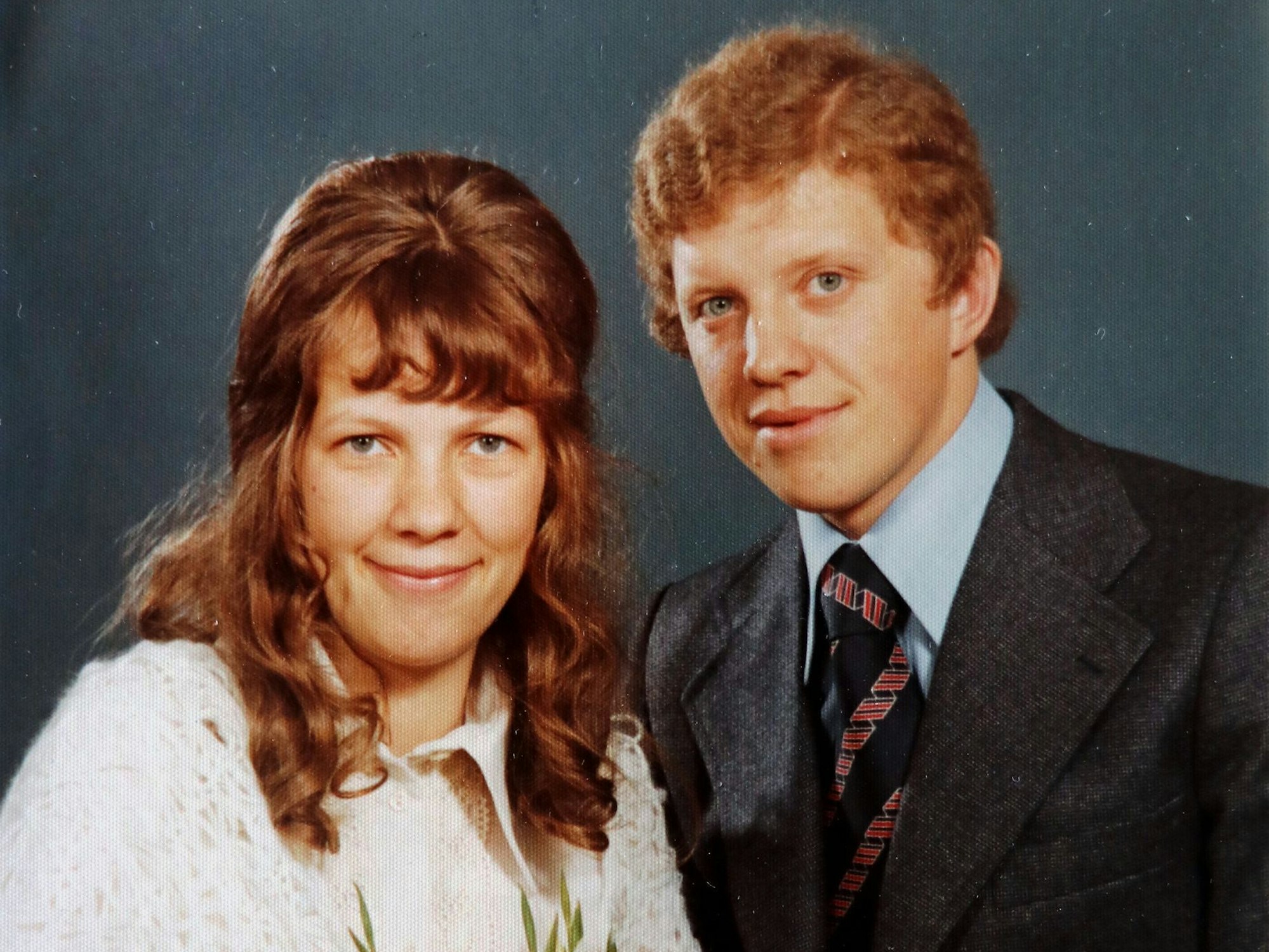 Das Foto zeigt ein Hochzeitspaar vor der standesamtlichen Hochzeit vor 50 Jahren.