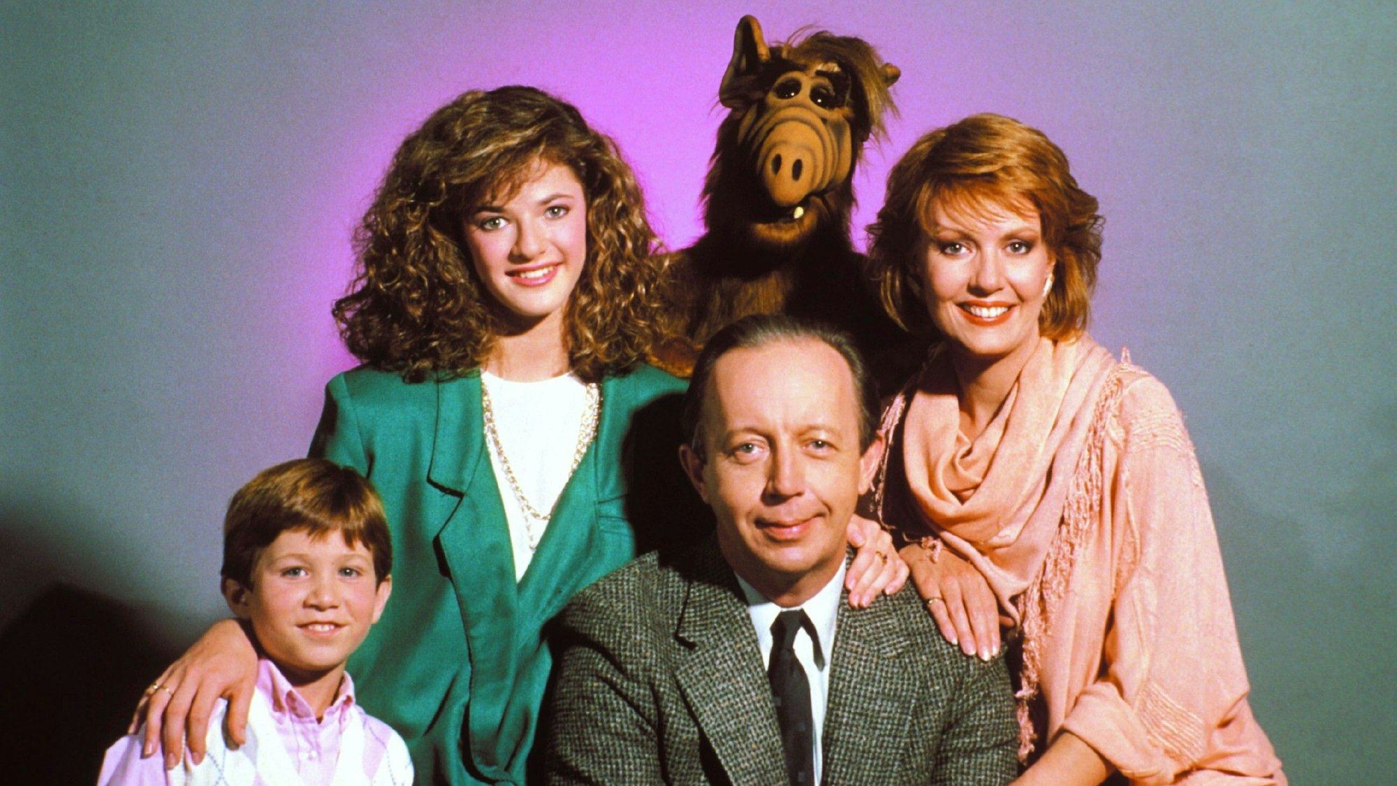 Gruppenfoto von Familie Tanner mit Vater Willie Tanner (Max Wright, M), Mutter Kate (Anne Schedeen), Tochter Lynn (Andrea Elson) und Brian Tanner (Benji Gregory) in einer Szene der Serie "Alf".