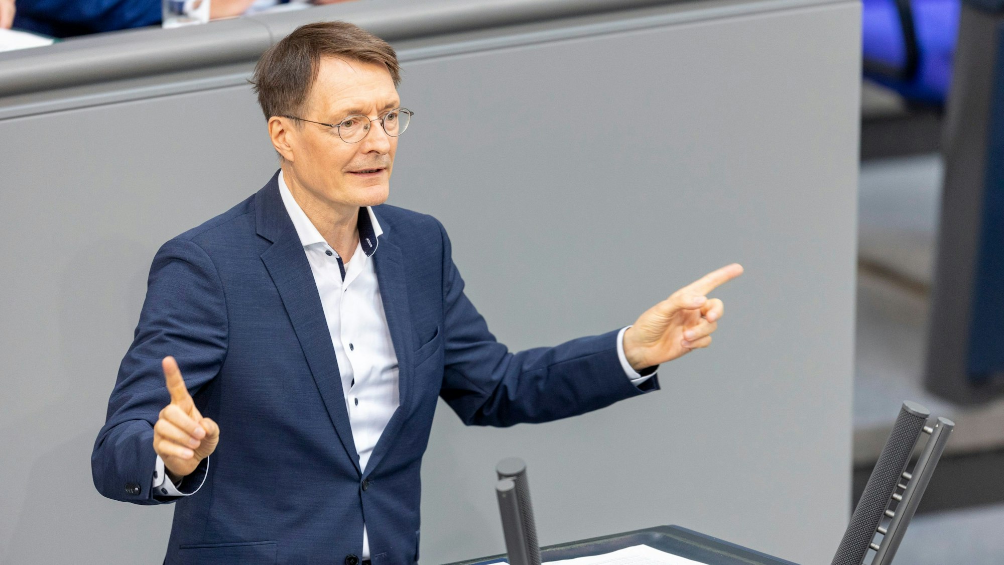 Gesundheitsminister Karl Lauterbach (SPD), spricht im Bundestag.