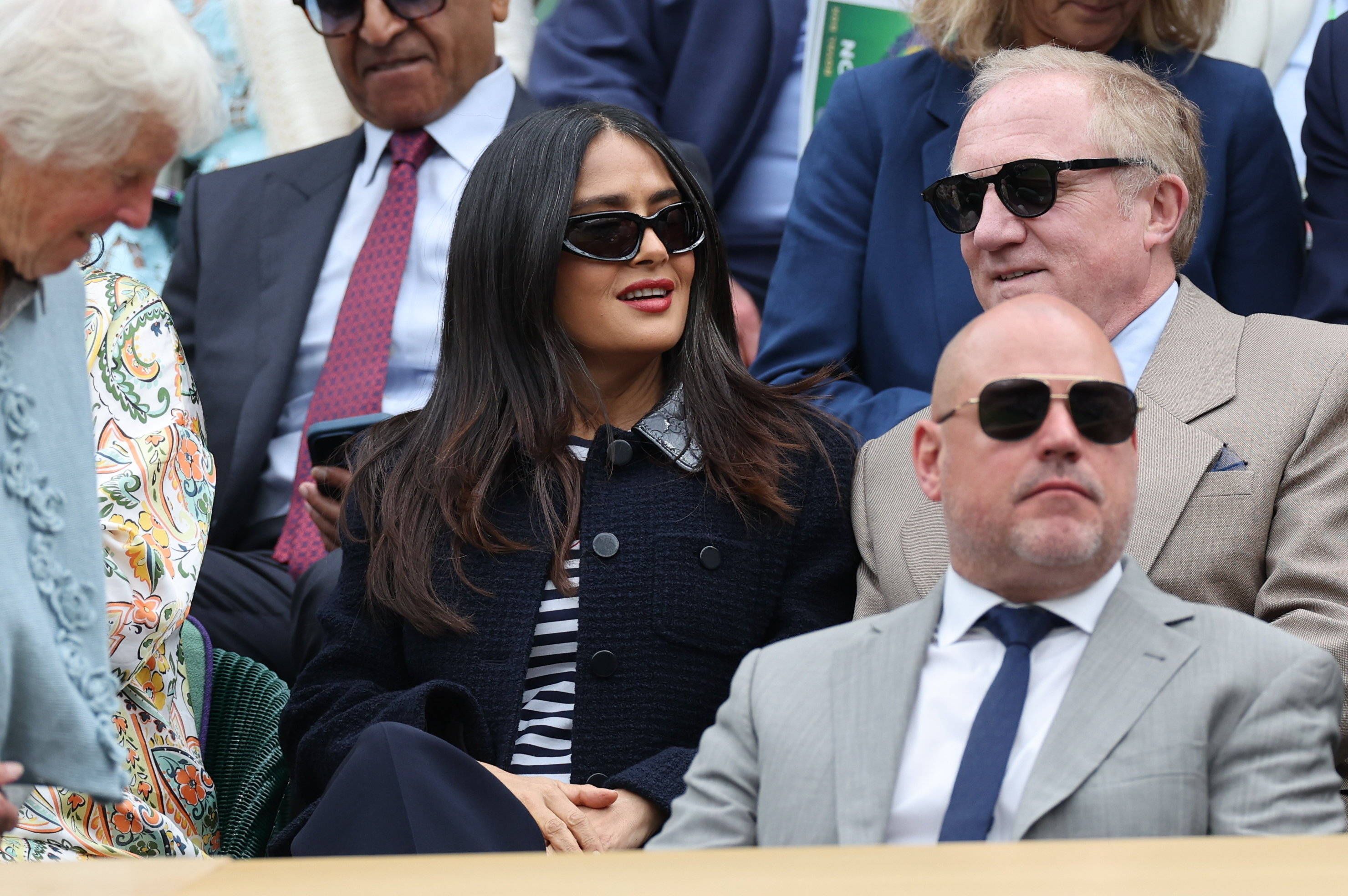 Schauspielerin Salma Hayek sitzt zusammen mit ihrem Mann, dem Manager und Milliardärssohn François-Henri Pinault, in der royalen Box.