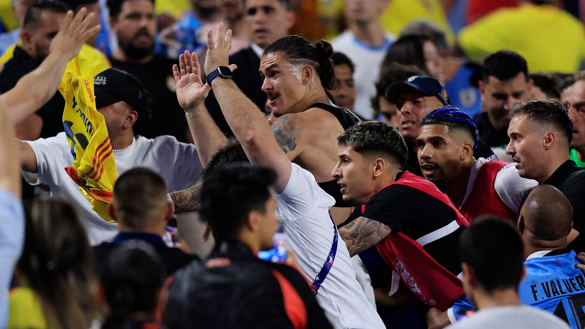 Darwin Nuñez sprang nach der Niederlage Uruguays auf die Tribüne und lieferte sich wilde Szenen mit Anhängern Kolumbiens.