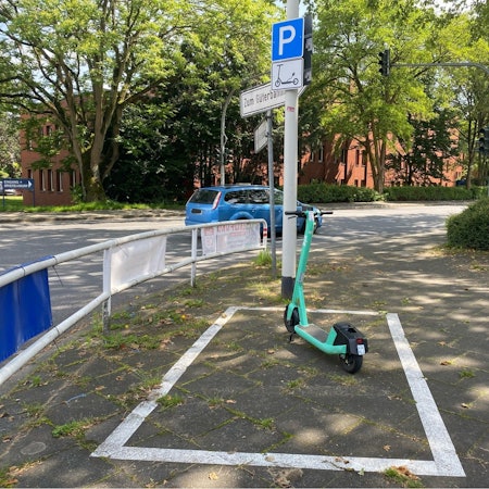 Zu sehen ist ein Parkplatz für E-Roller.