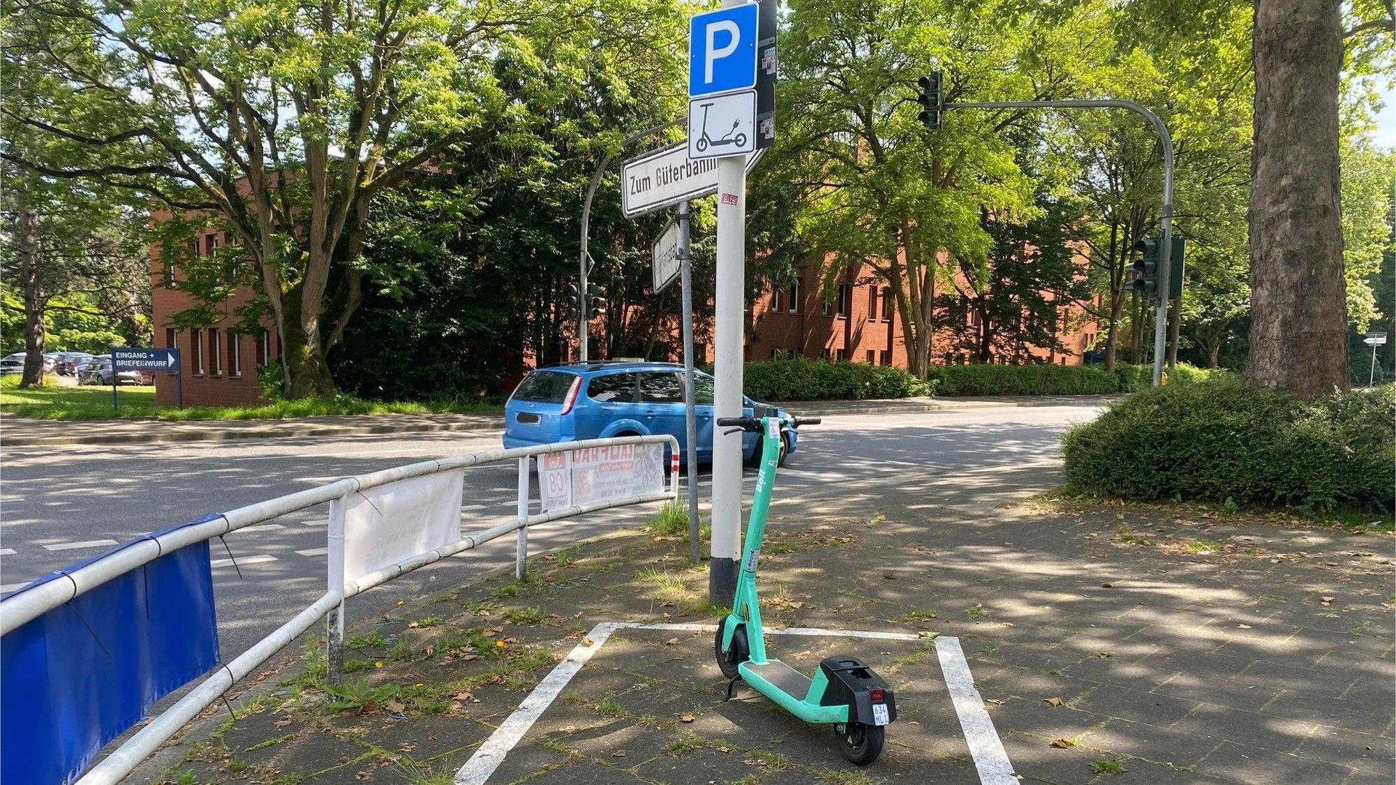 Zu sehen ist ein Parkplatz für E-Roller.