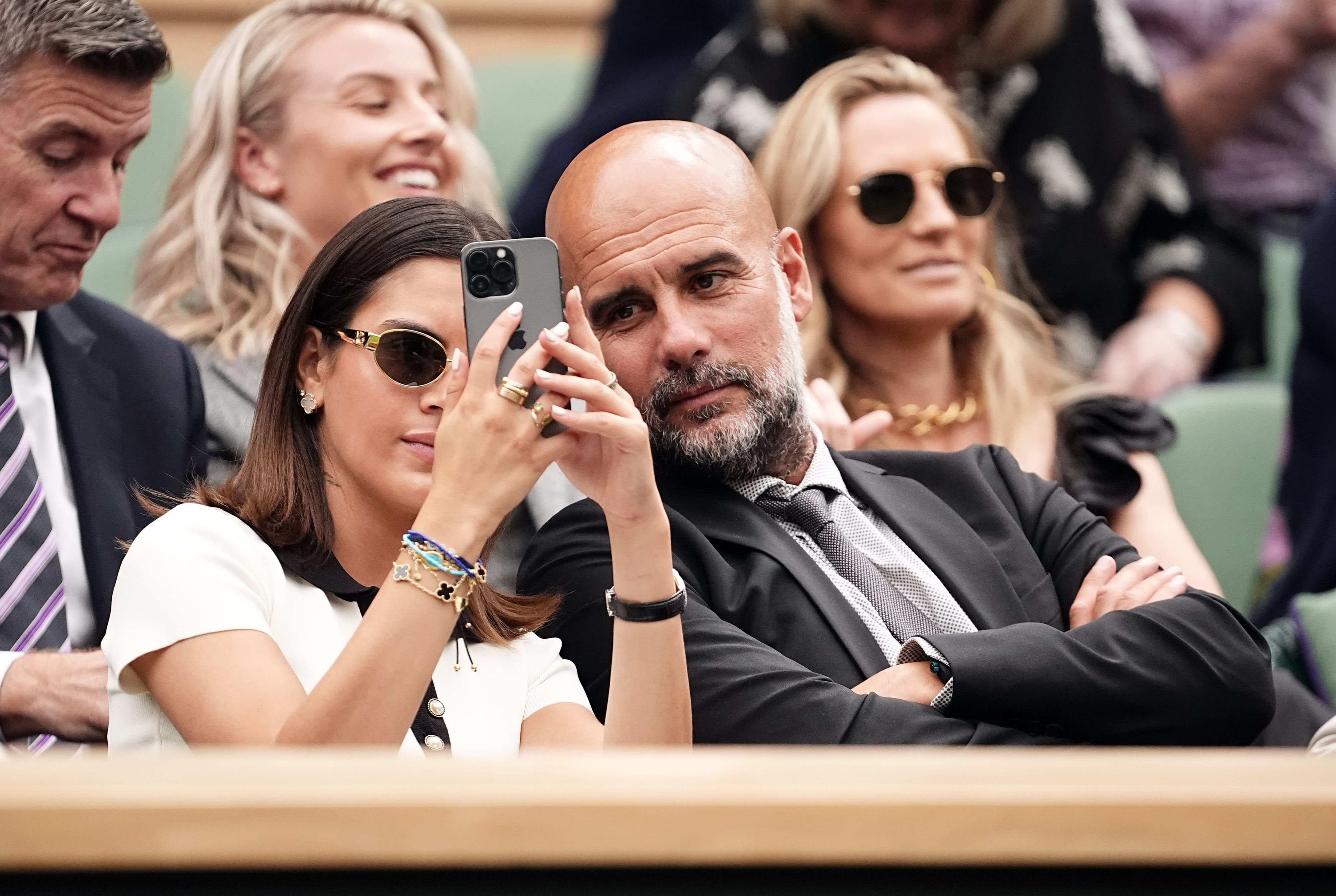 Pep Guardiola und seine Tochter Maria Guardiola sitzen in der Königsloge am sechsten Tag der Wimbledon Championships.