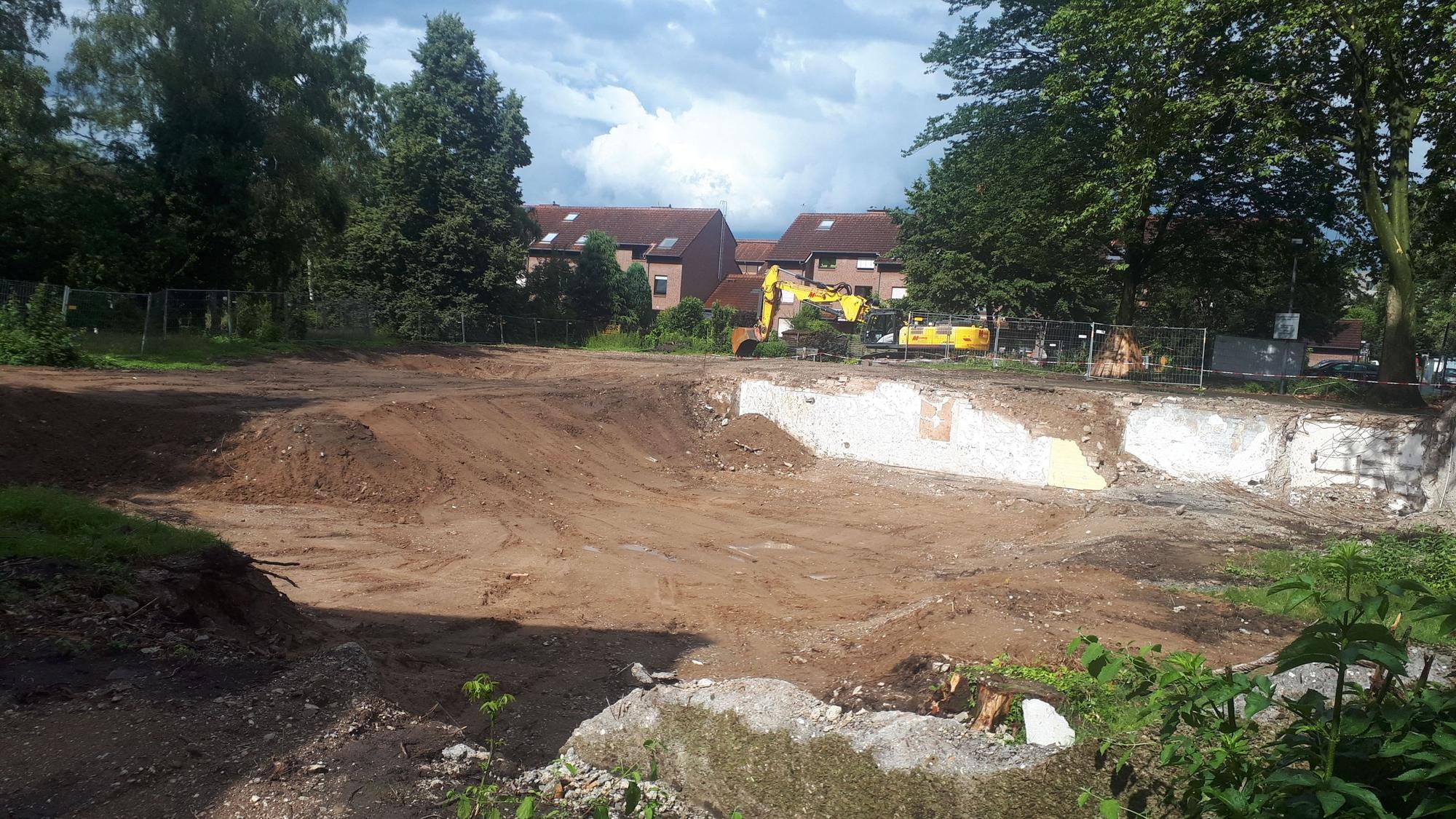 Blick auf das Baufeld der ehemaligen Petrikirche. Vier Wohngebäude sollen auf dem Areal an der Schlenderhaner Straße 30 entstehen.
