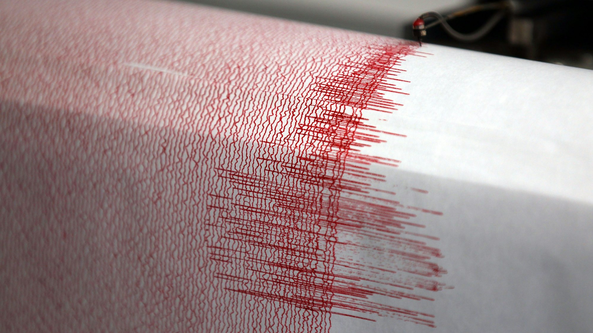 Der Seismograf der Erdbebenwarte verzeichnet Ausschläge.