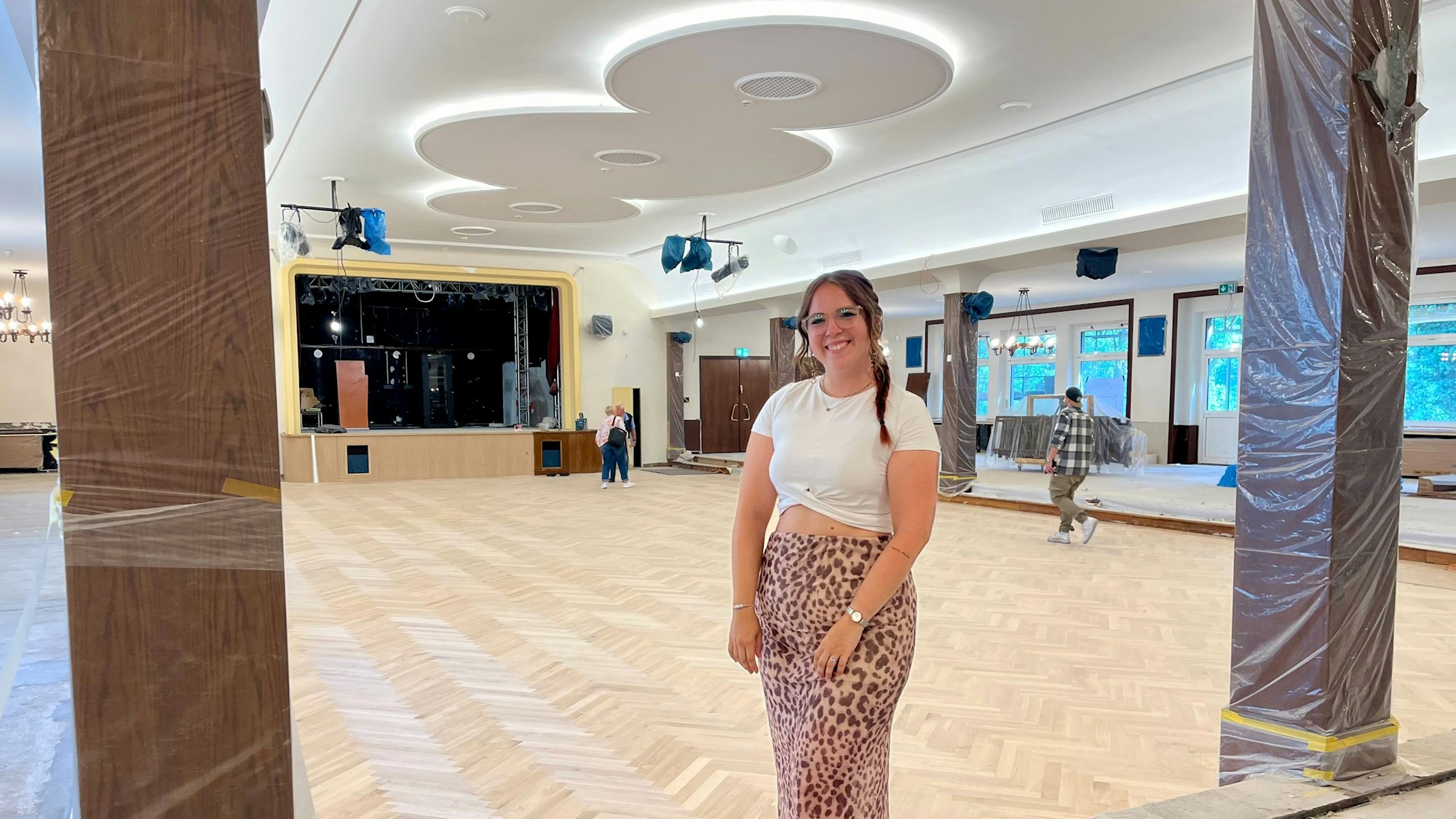 Frau vor Tanzfläche