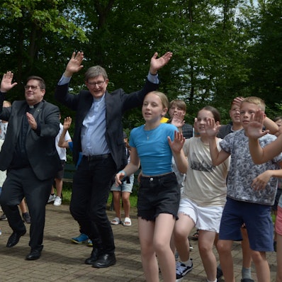 Die Gruppe beim Tanz, mittendrin die beiden Geistlichen.