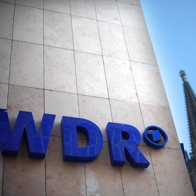 ARCHIV - 25.03.2012, Nordrhein-Westfalen, Köln: Der WDR (Westdeutscher Rundfunk) mit Dom in Köln, Aufnahme vom 26.03.2012. Im WDR-Programm ist es am Mittwochabend zu Ausfällen gekommen. (zu dpa: «Warnstreik führt zum Ausfall der «Aktuellen Stunde»») Foto: Oliver Berg/dpa +++ dpa-Bildfunk +++