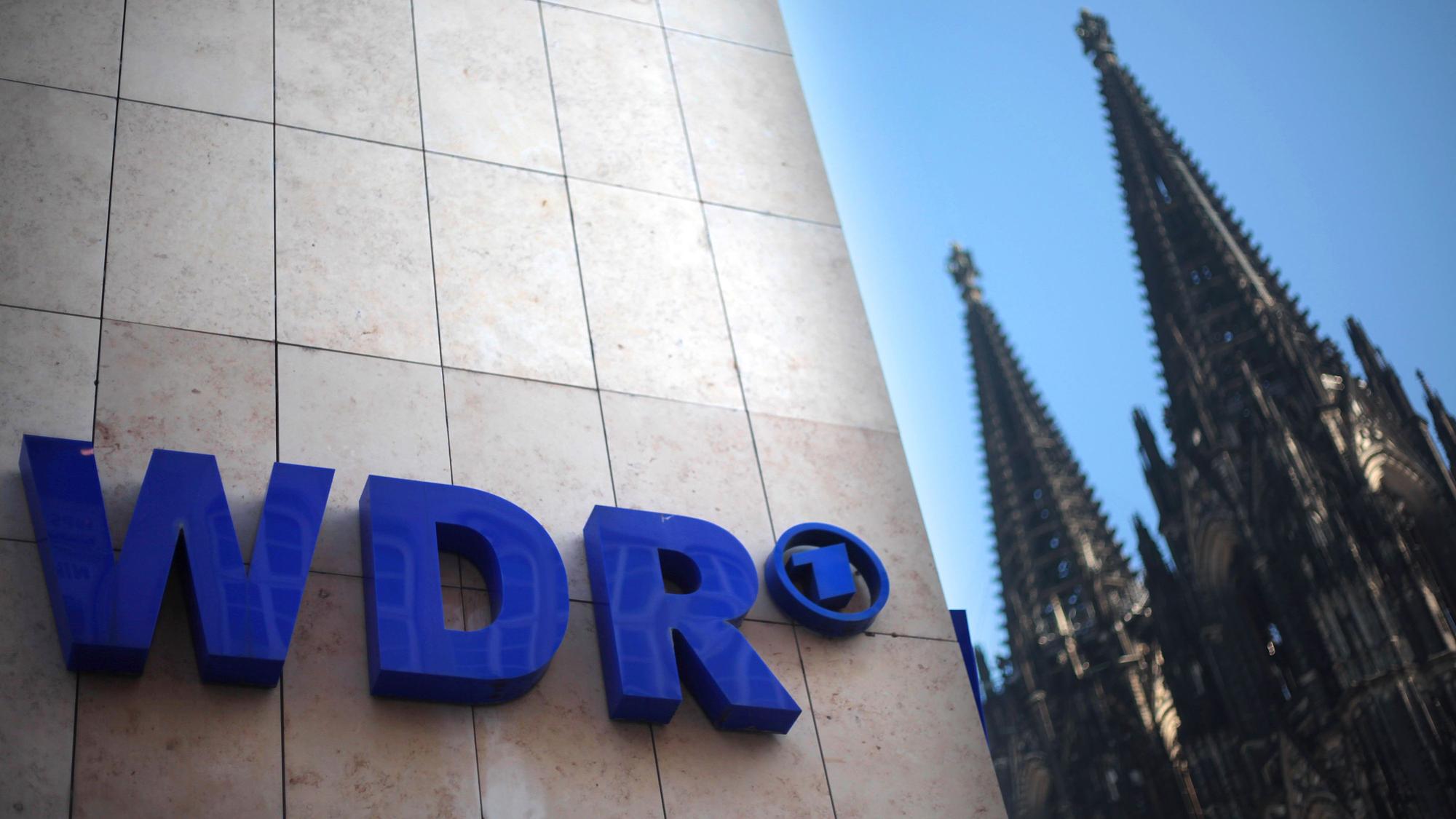 ARCHIV - 25.03.2012, Nordrhein-Westfalen, Köln: Der WDR (Westdeutscher Rundfunk) mit Dom in Köln, Aufnahme vom 26.03.2012. Im WDR-Programm ist es am Mittwochabend zu Ausfällen gekommen. (zu dpa: «Warnstreik führt zum Ausfall der «Aktuellen Stunde»») Foto: Oliver Berg/dpa +++ dpa-Bildfunk +++