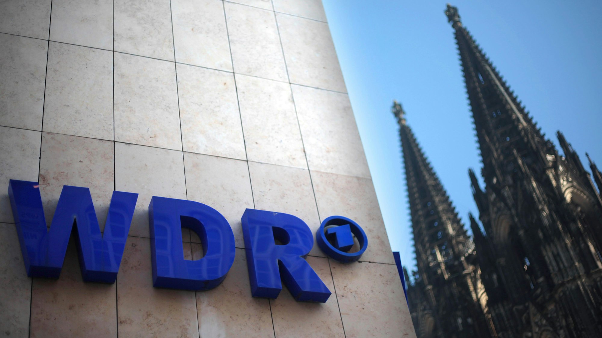 ARCHIV - 25.03.2012, Nordrhein-Westfalen, Köln: Der WDR (Westdeutscher Rundfunk) mit Dom in Köln, Aufnahme vom 26.03.2012. Im WDR-Programm ist es am Mittwochabend zu Ausfällen gekommen. (zu dpa: «Warnstreik führt zum Ausfall der «Aktuellen Stunde»») Foto: Oliver Berg/dpa +++ dpa-Bildfunk +++