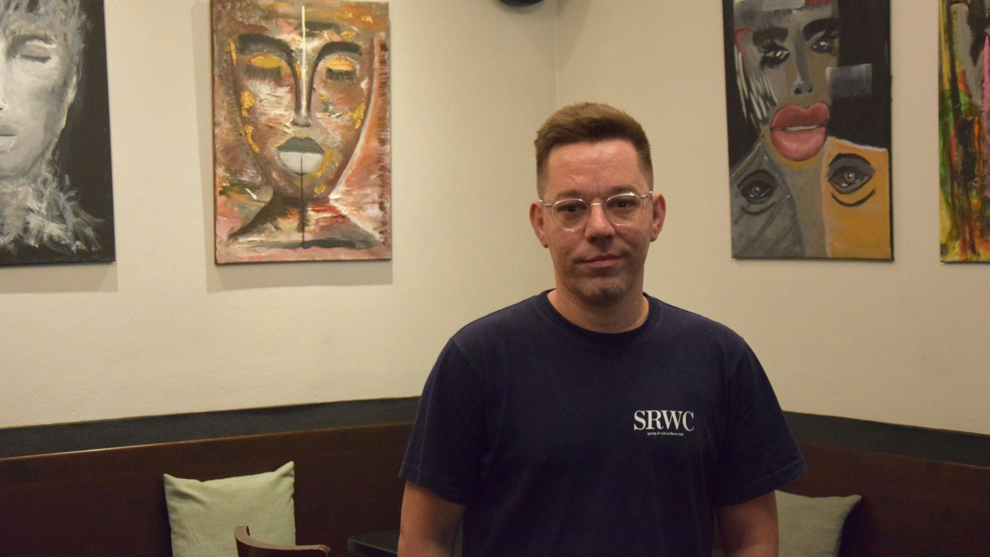 Fabio Dal Pos ist Künstler aus Sülz und hat für seinen sehr plötzlich verstorbenen Künstler-Freund Dino eine Ausstellung im Palanta ermöglicht.