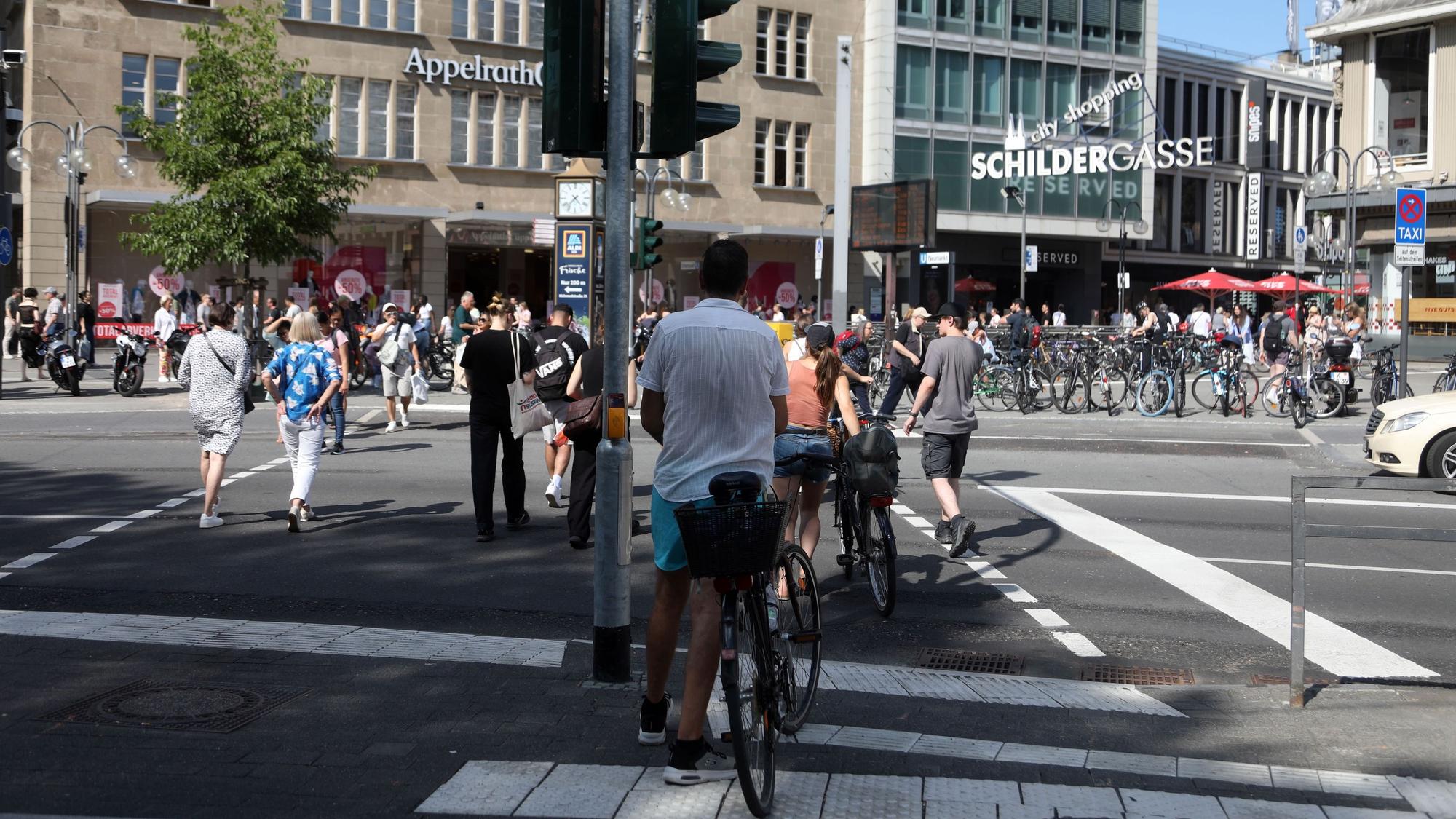 Gut angenommen wird der neue Fußgängerüberweg am Neumarkt zur Schildergasse.