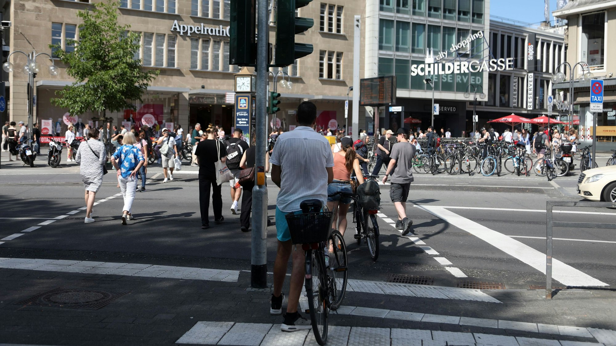 Gut angenommen wird der neue Fußgängerüberweg am Neumarkt zur Schildergasse.
