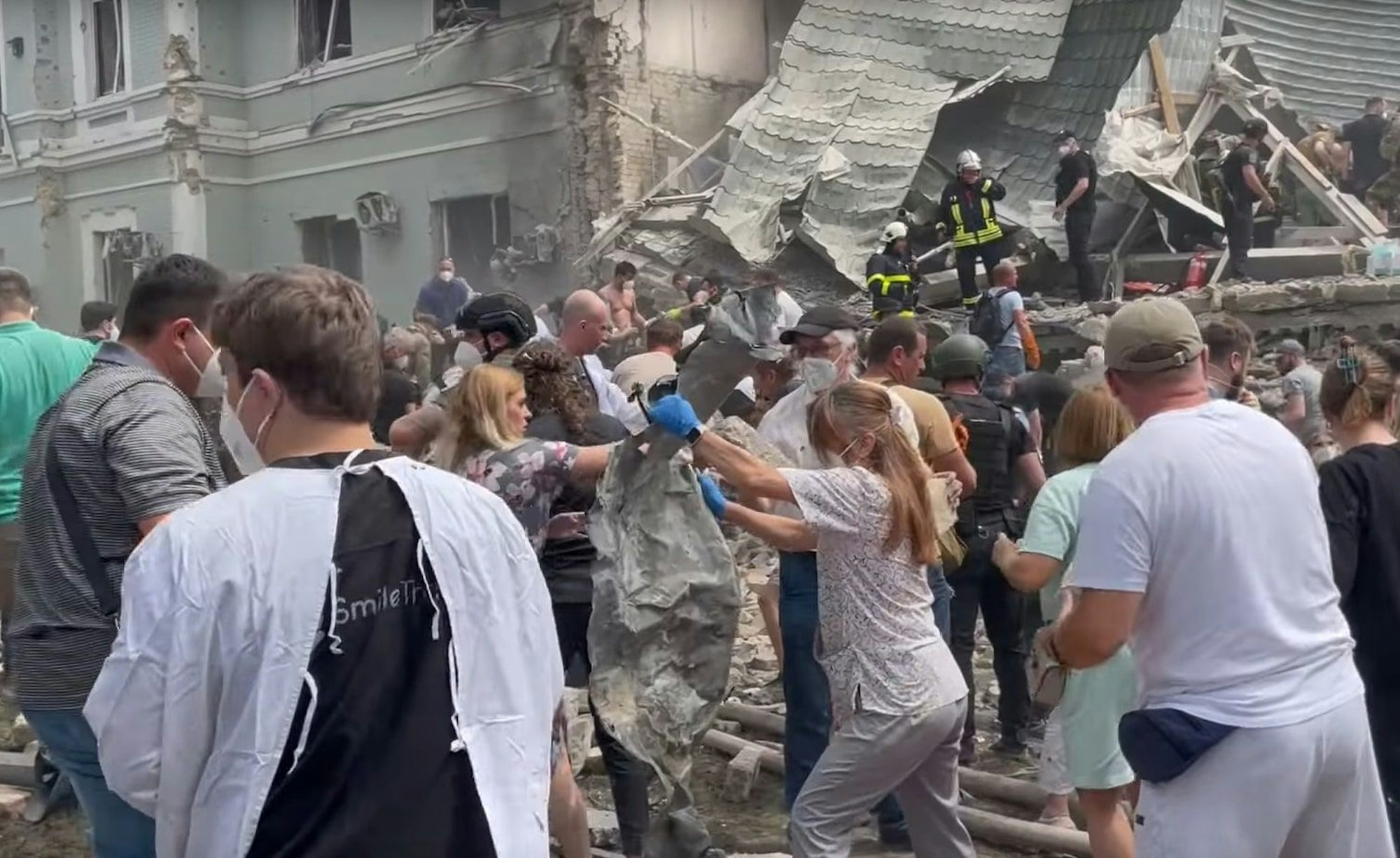 Helfer im Bereich der zerstörten toxikologischen Abteilung des Kinderkrankenhauses Okhmatdyt in Kiew, das am 8. Juli 2024 Ziel eines russischen Raketenangriffs war