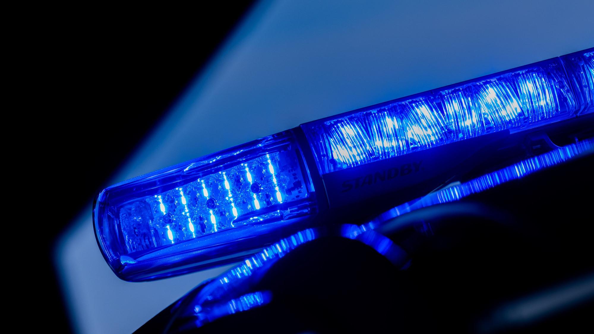 ARCHIV - 07.03.2024, Nordrhein-Westfalen, Düsseldorf: Ein leuchtendes Blaulicht auf einem Einsatzfahrzeug. Nach mehreren Explosionen vor Wohnhäusern in Köln und Engelskirchen gehen Ermittler von einem Zusammenhang der Taten aus und suchen nach Zeugen. (zu dpa: «Explosionen an Häusern - Polizei vermutet Zusammenhang») Foto: Rolf Vennenbernd/dpa +++ dpa-Bildfunk +++