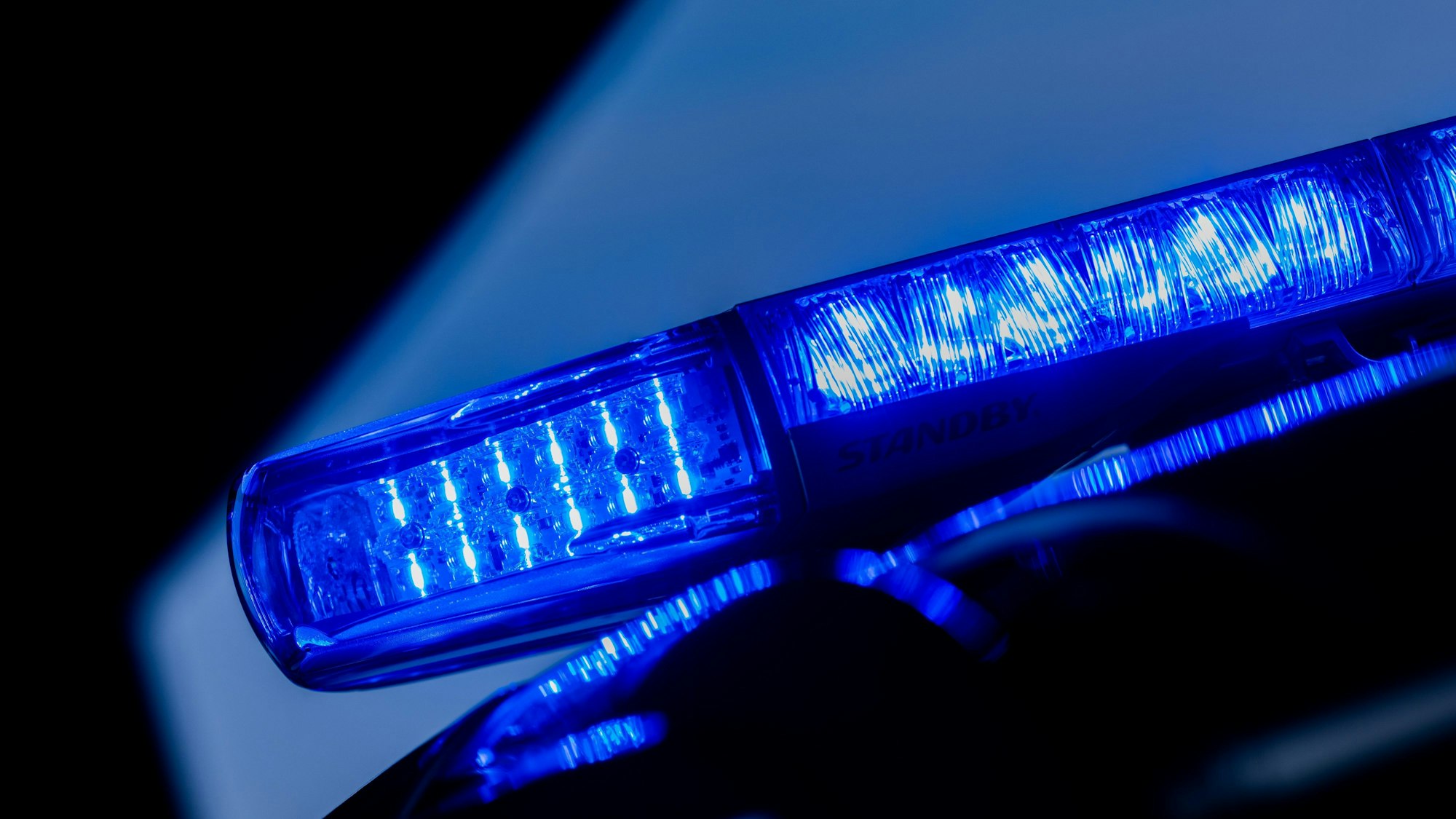 ARCHIV - 07.03.2024, Nordrhein-Westfalen, Düsseldorf: Ein leuchtendes Blaulicht auf einem Einsatzfahrzeug. Nach mehreren Explosionen vor Wohnhäusern in Köln und Engelskirchen gehen Ermittler von einem Zusammenhang der Taten aus und suchen nach Zeugen. (zu dpa: «Explosionen an Häusern - Polizei vermutet Zusammenhang») Foto: Rolf Vennenbernd/dpa +++ dpa-Bildfunk +++